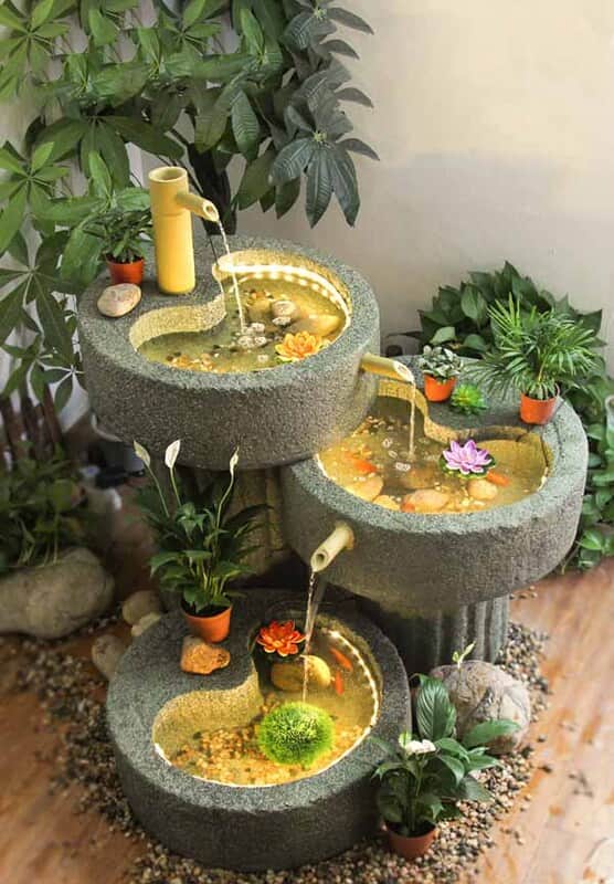Mẫu thác nước cối đá kết hợp nuôi cá cảnh mang lại sự sinh động cho không gian sống.